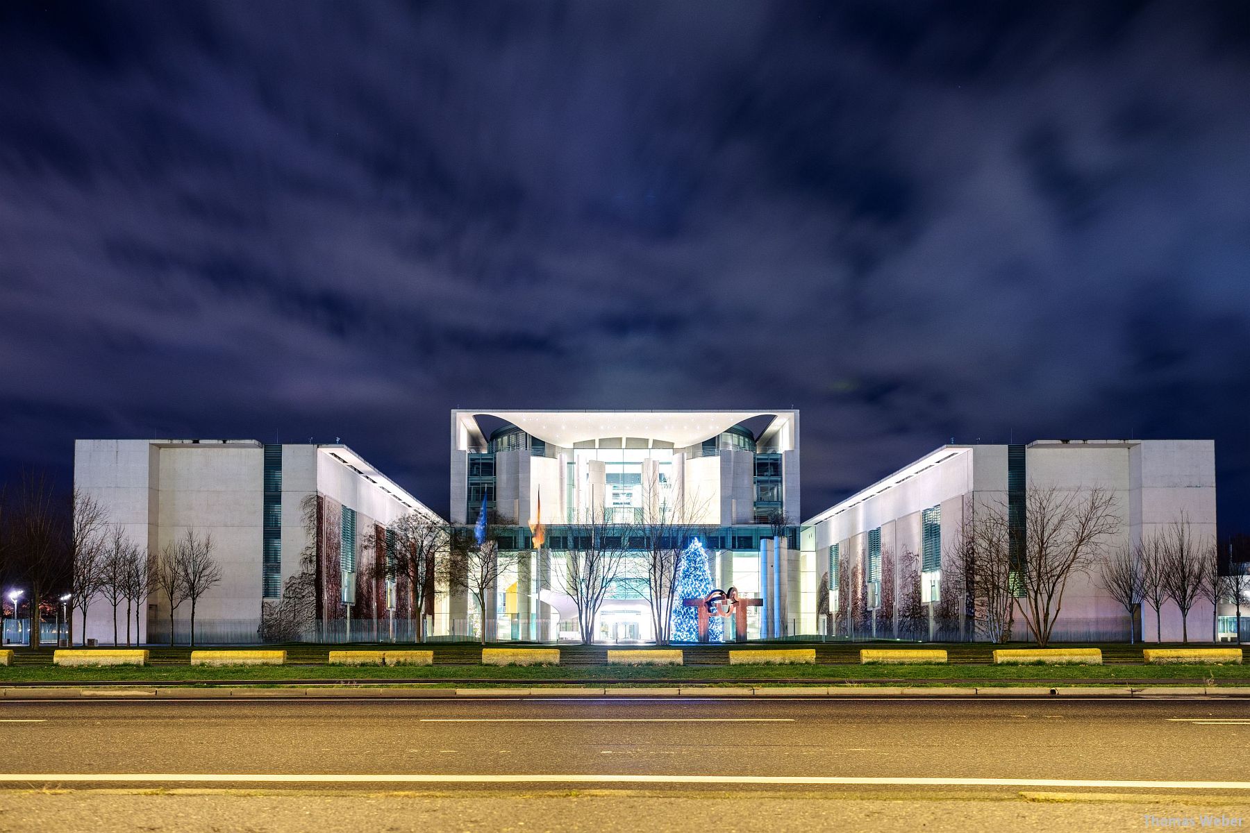 Fotograf Thomas Weber aus Oldenburg: Das Bundeskanzleramt in Berlin bei Nacht