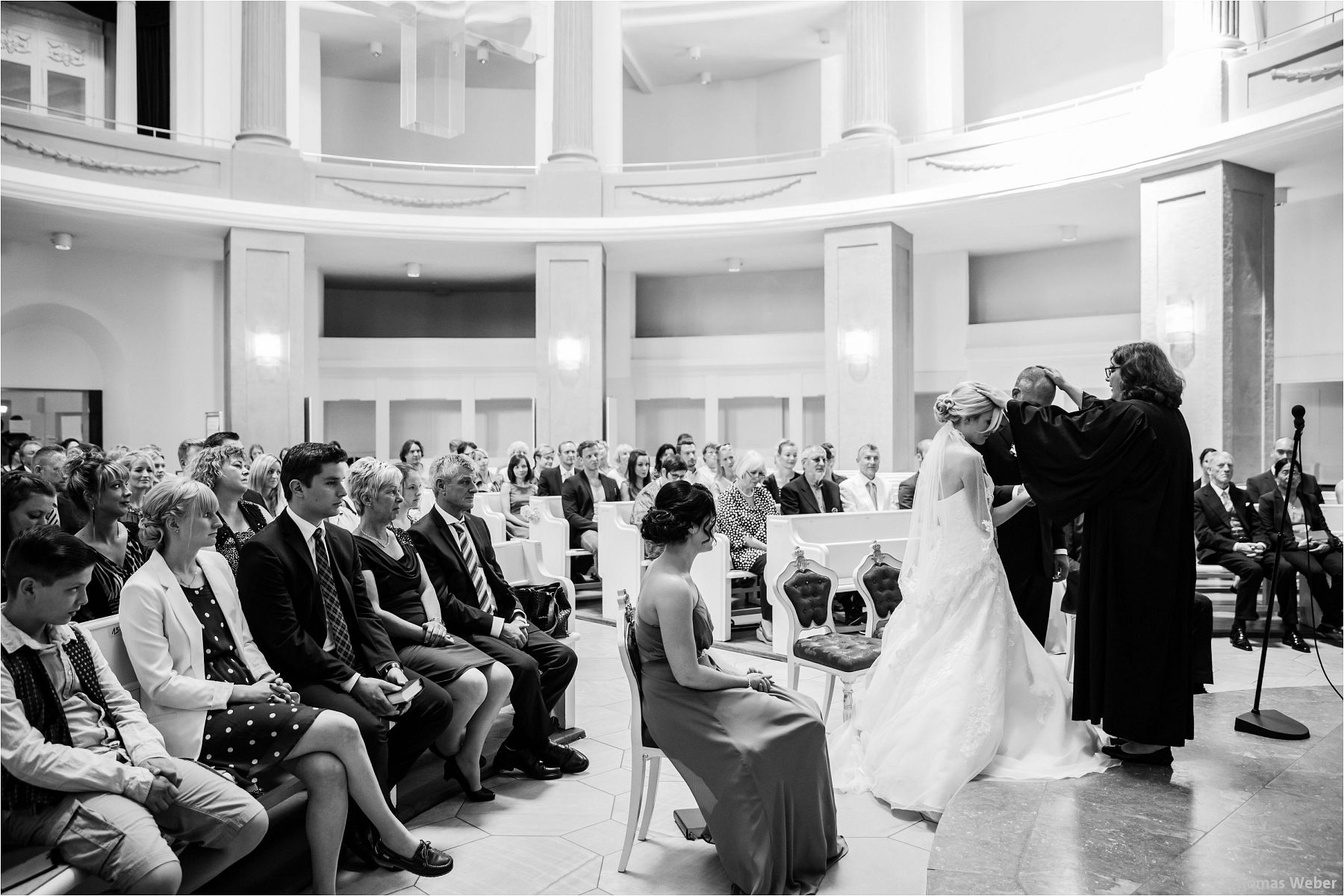 Hochzeitsfotograf Thomas Weber aus Oldenburg: Hochzeitsreportage und Hochzeitsfotos der standesamtlichen Trauung im Schloss Oldenburg, kirchlichen Trauung in der Lambertikirche Oldenburg und Hochzeitsfeier auf dem Gut Horn Gristede