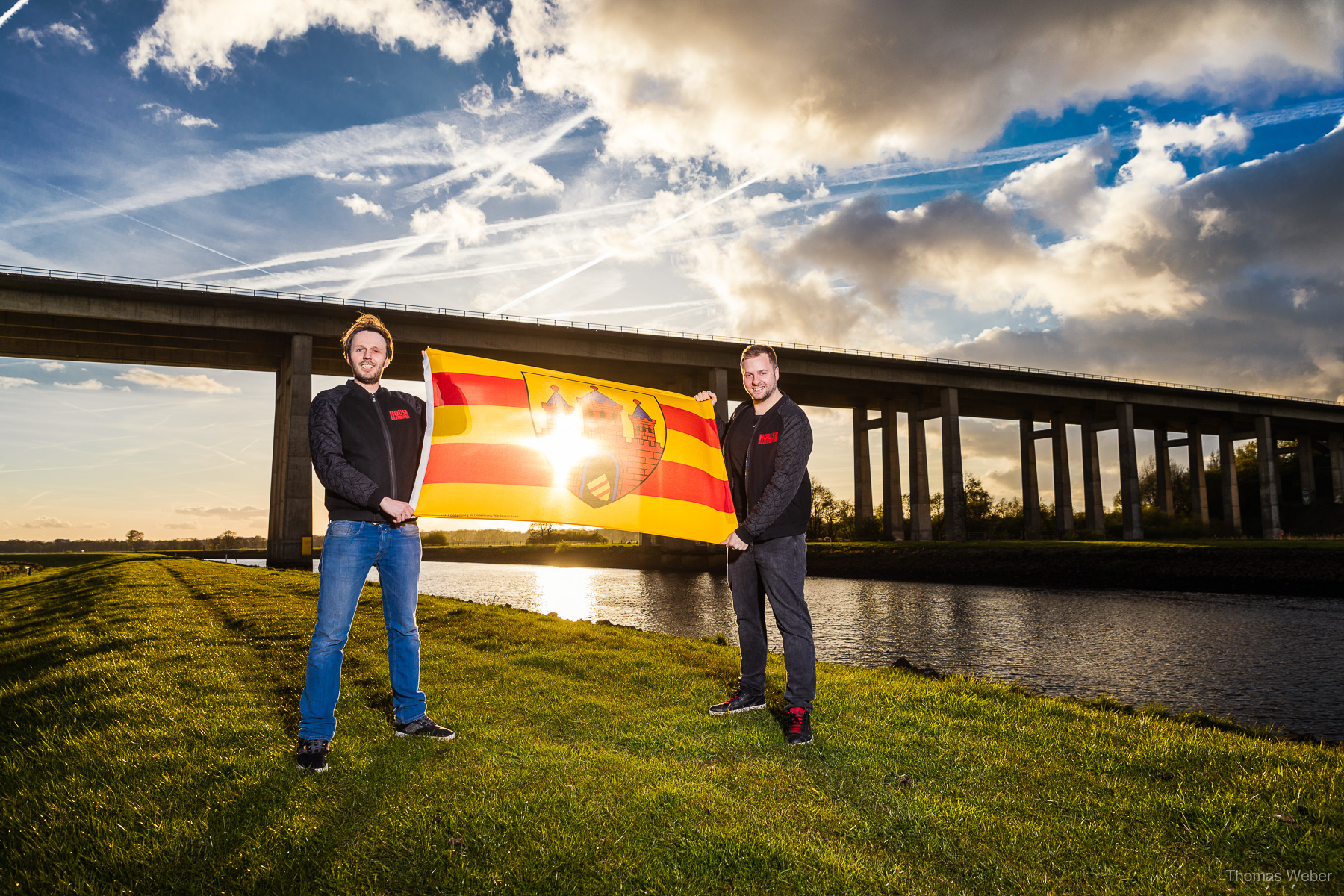 Die DJs Housedetroyer mit der Flagge von Oldenburg vor der Huntebrücke, Fotograf Thomas Weber