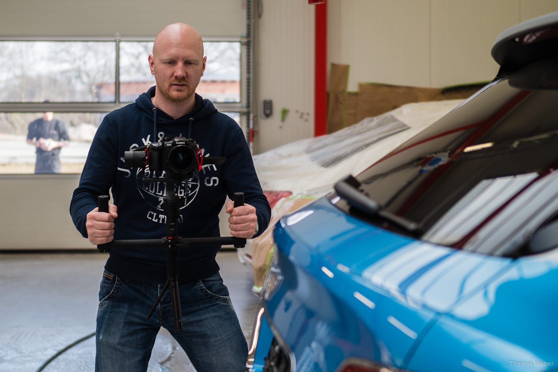 Fotograf und Filmer Thomas Weber aus Oldenburg bei der Arbeit, Foto: Alexander Targoni