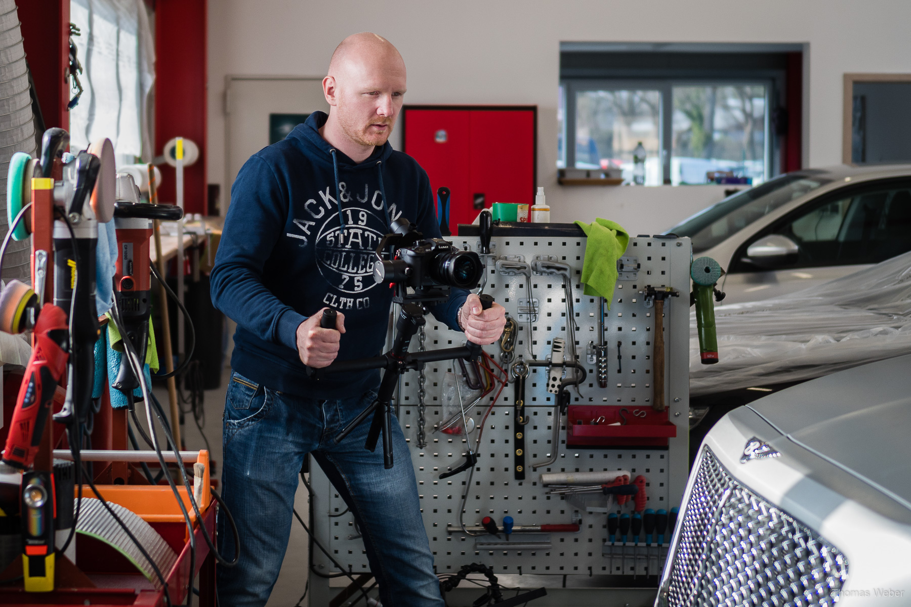 Fotograf und Filmer Thomas Weber aus Oldenburg bei der Arbeit, Foto: Alexander Targoni