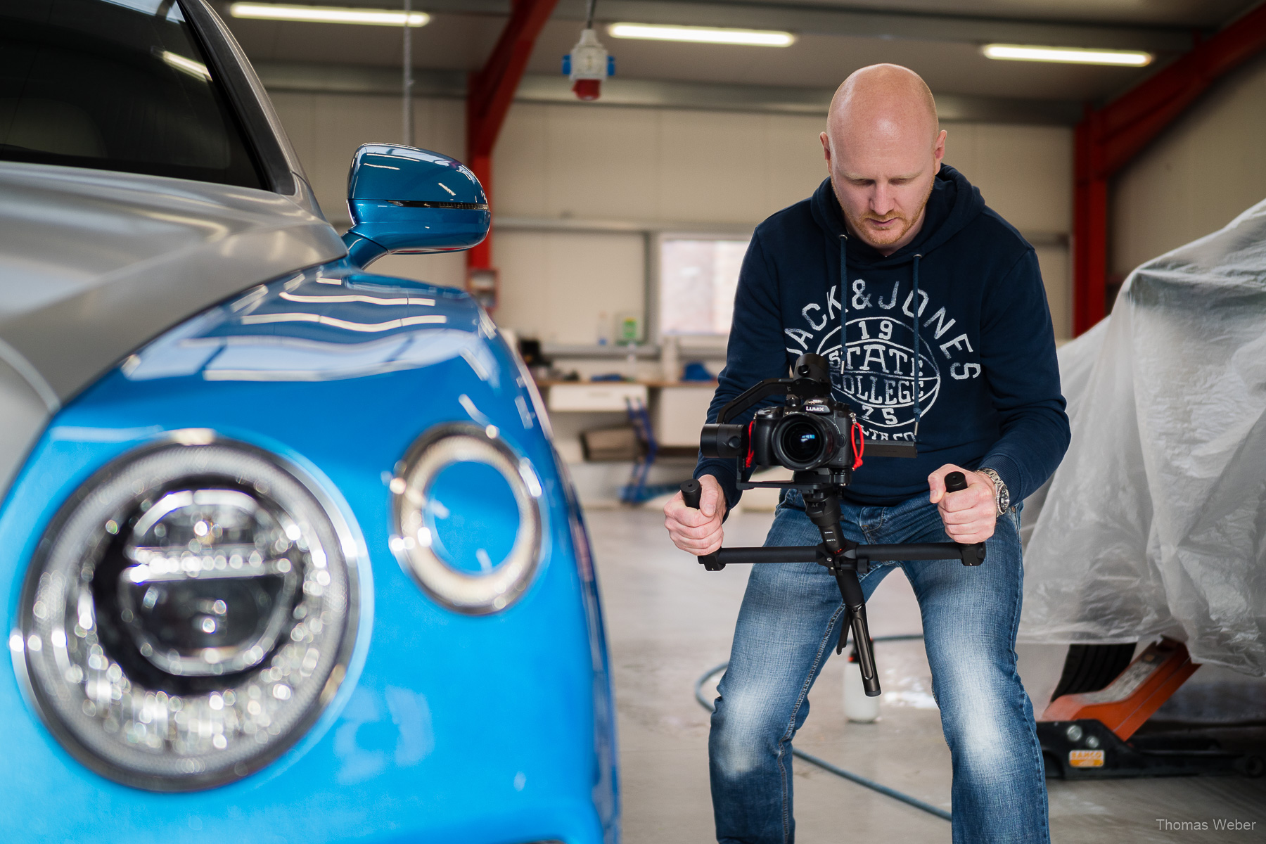 Fotograf und Filmer Thomas Weber aus Oldenburg bei der Arbeit, Foto: Alexander Targoni