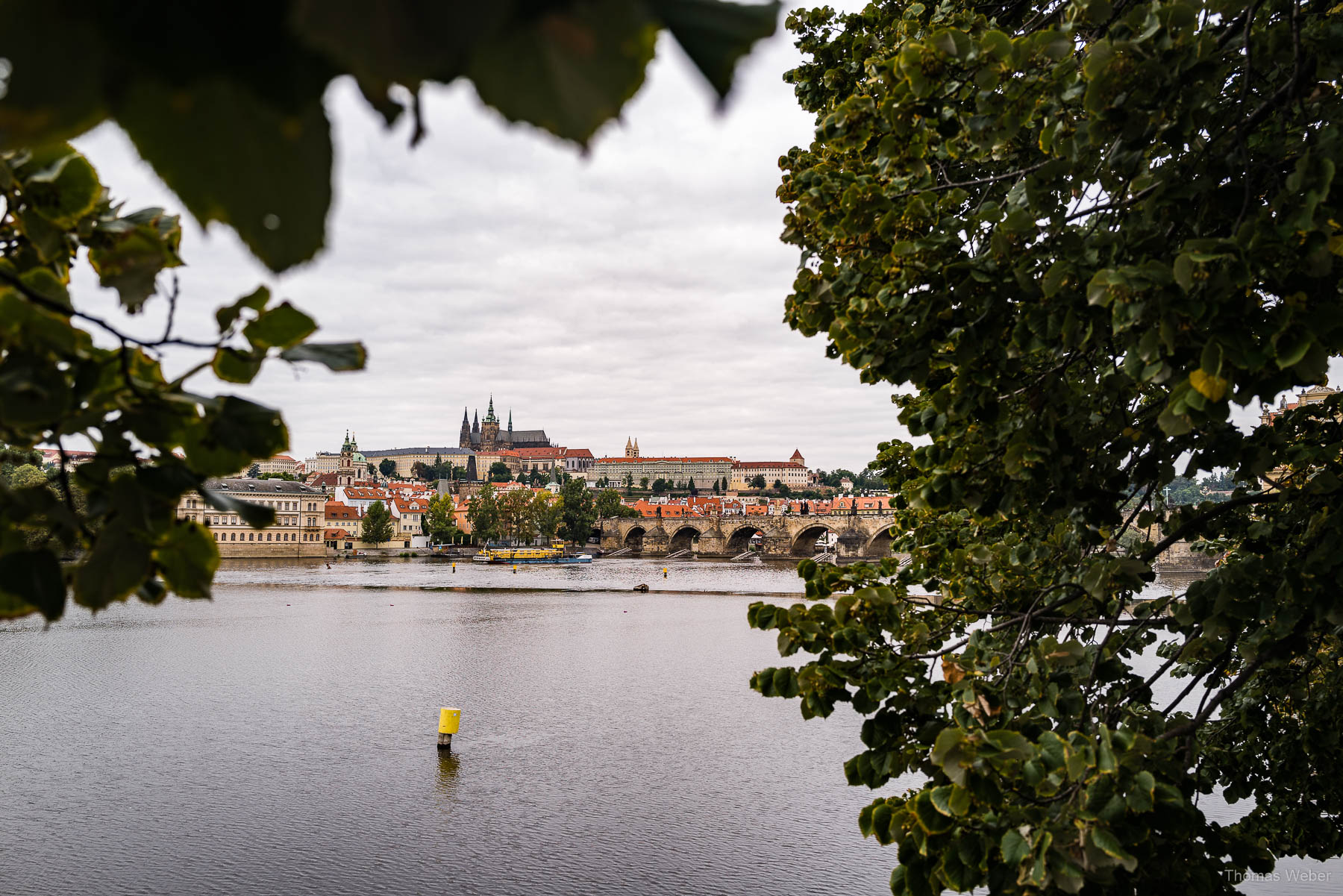 Die Prager Burg (Pražský hrad), fotografiert über die Moldau und Karlsbrücke, Fotograf Thomas Weber aus Oldenburg