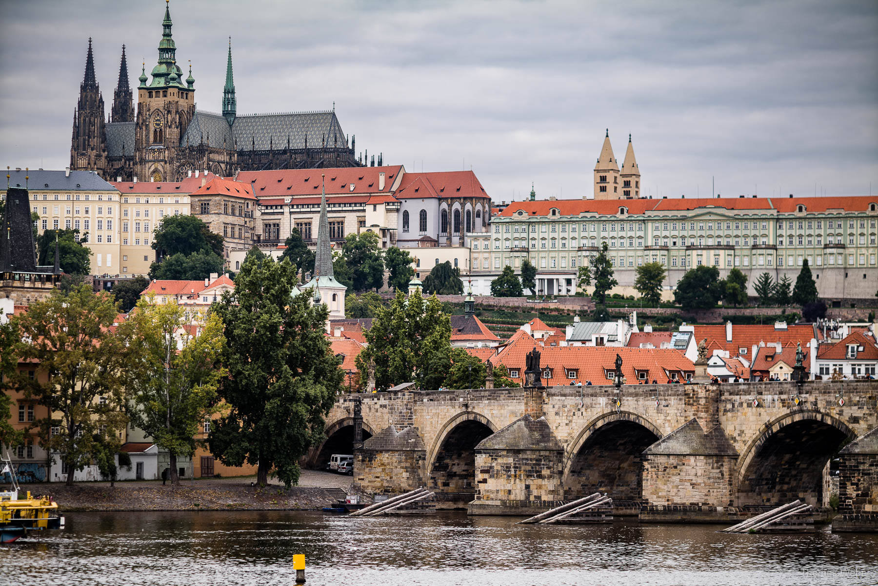 Die Prager Burg (Pražský hrad), fotografiert über die Moldau und Karlsbrücke, Fotograf Thomas Weber aus Oldenburg