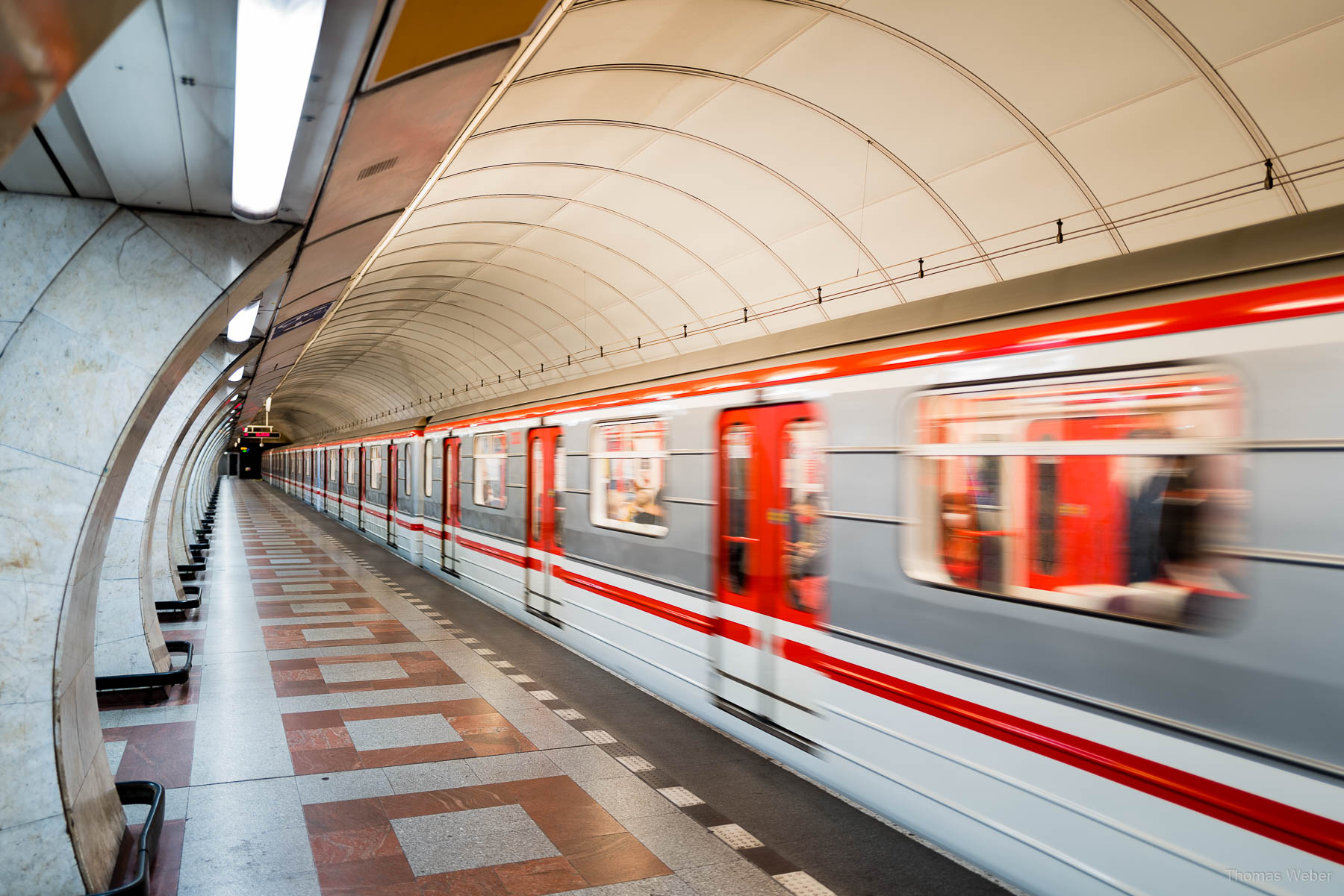 Faszinierende Prager Metrostationen und Rolltreppen, Thomas Weber, Fotograf aus Oldenburg