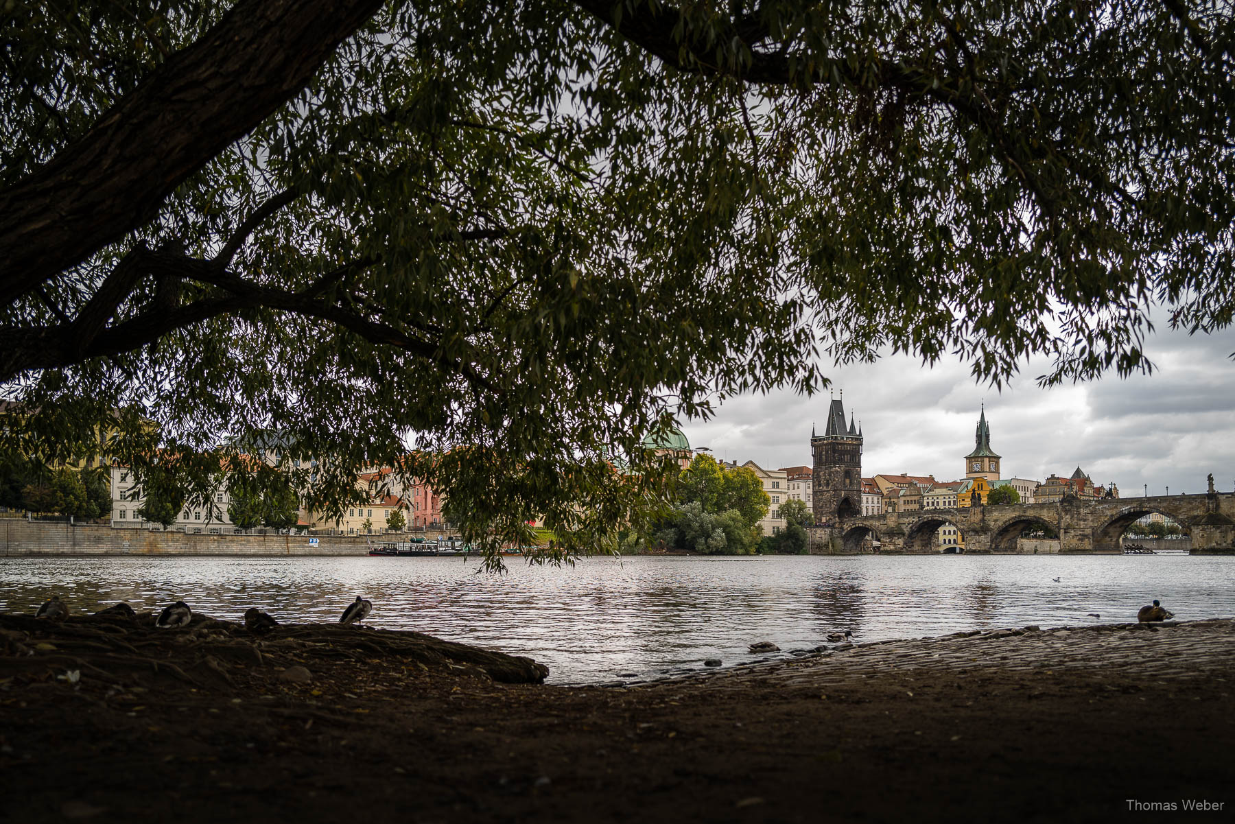 Die Karlsbrücke als wichtigste kulturelle Lebensader über der Moldau in Prag, Fotograf Oldenburg, Thomas Weber