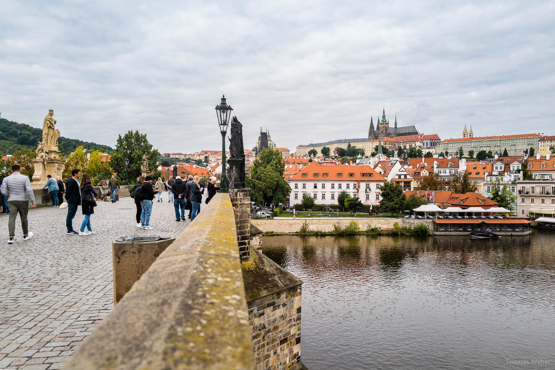 Die Karlsbrücke als wichtigste kulturelle Lebensader über der Moldau in Prag, Fotograf Oldenburg, Thomas Weber