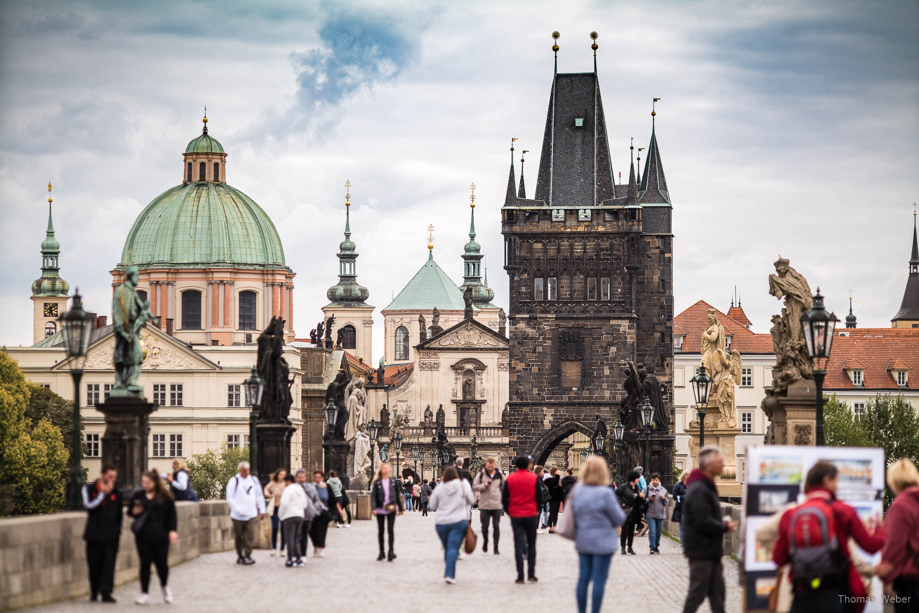 Die Karlsbrücke als wichtigste kulturelle Lebensader über der Moldau in Prag, Fotograf Oldenburg, Thomas Weber