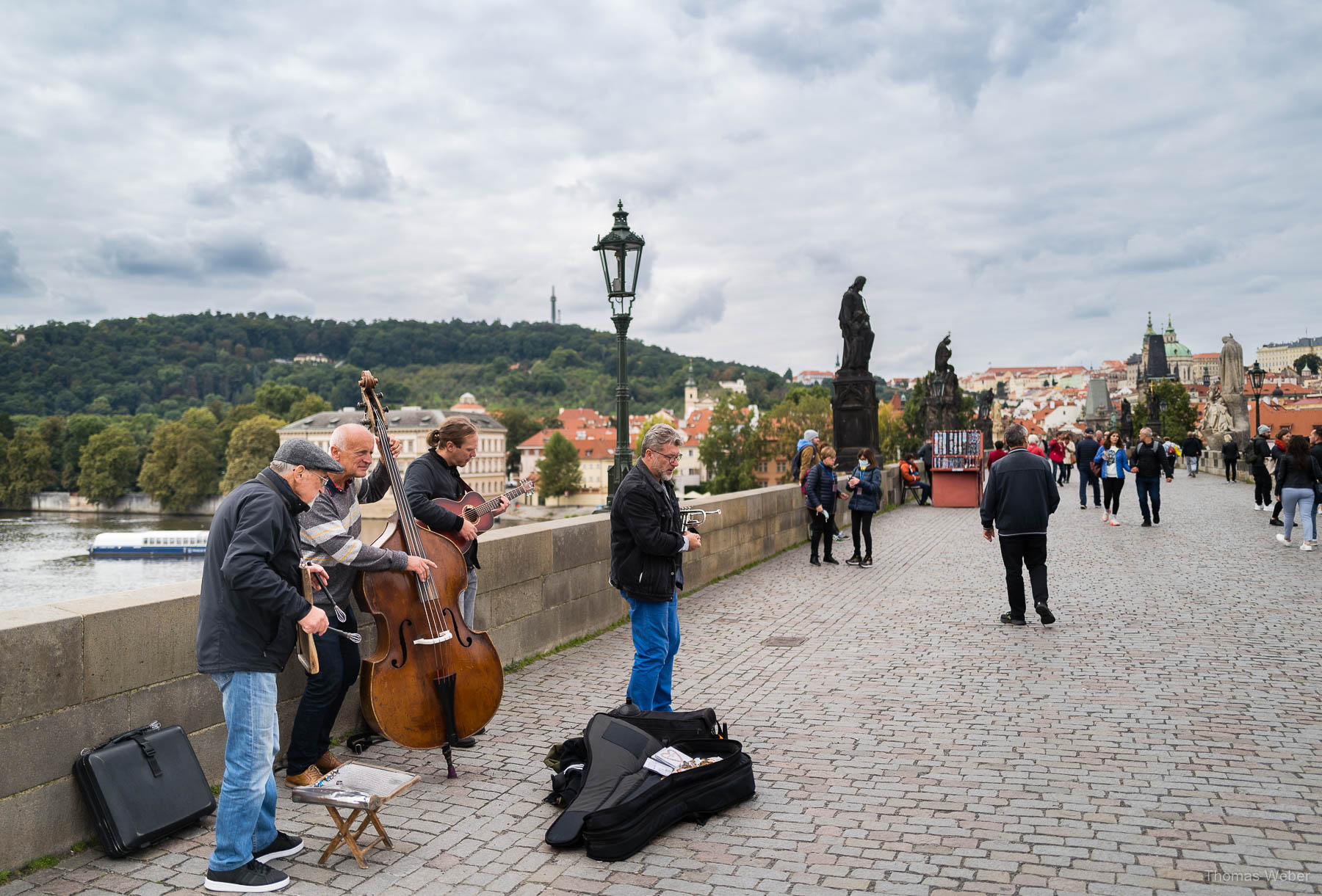 Die Karlsbrücke als wichtigste kulturelle Lebensader über der Moldau in Prag, Fotograf Oldenburg, Thomas Weber