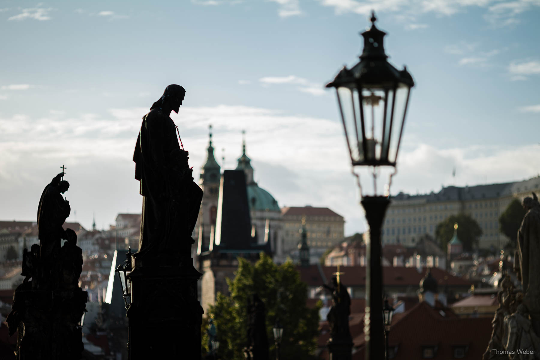 Die Karlsbrücke als wichtigste kulturelle Lebensader über der Moldau in Prag, Fotograf Oldenburg, Thomas Weber