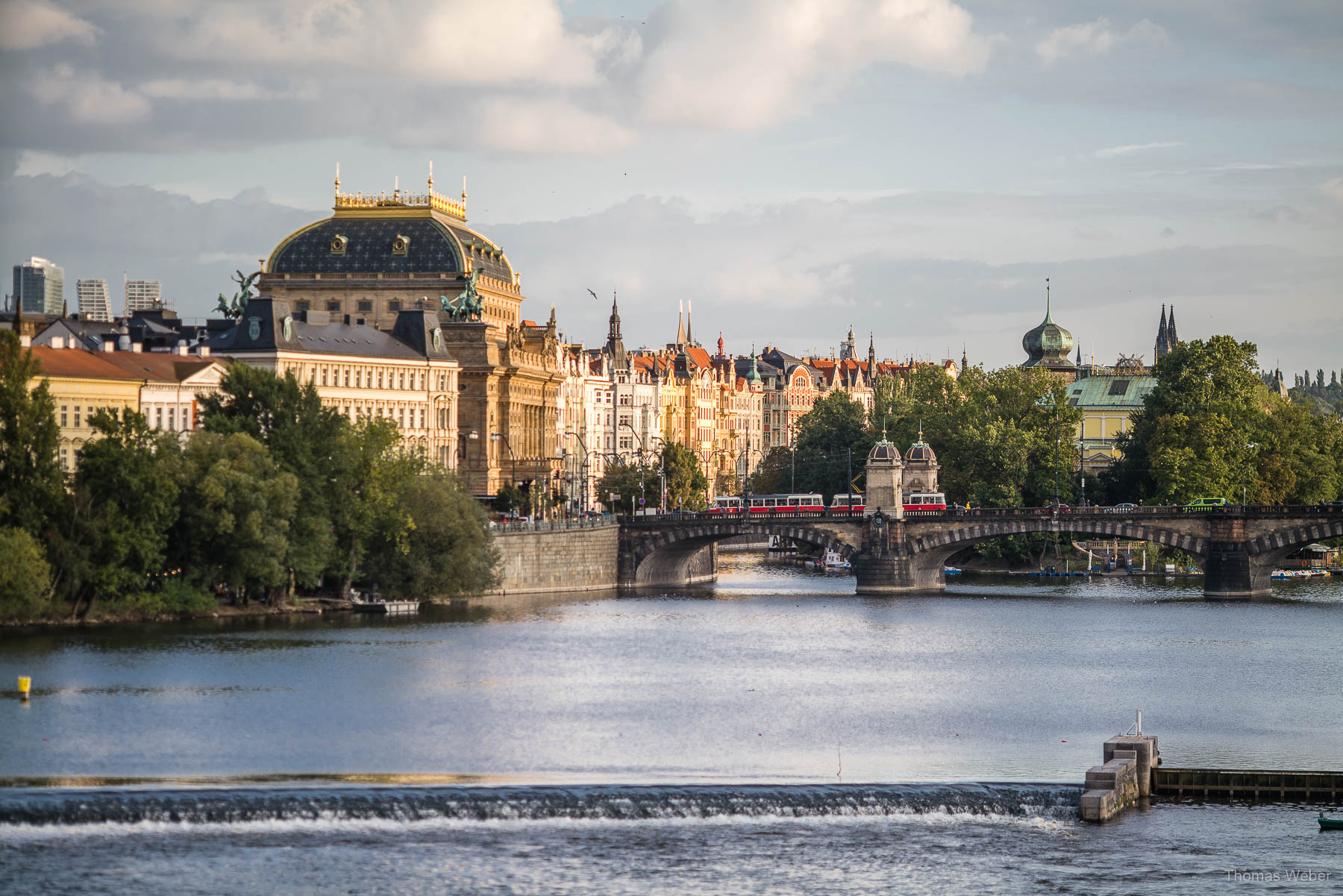 Die Karlsbrücke als wichtigste kulturelle Lebensader über der Moldau in Prag, Fotograf Oldenburg, Thomas Weber