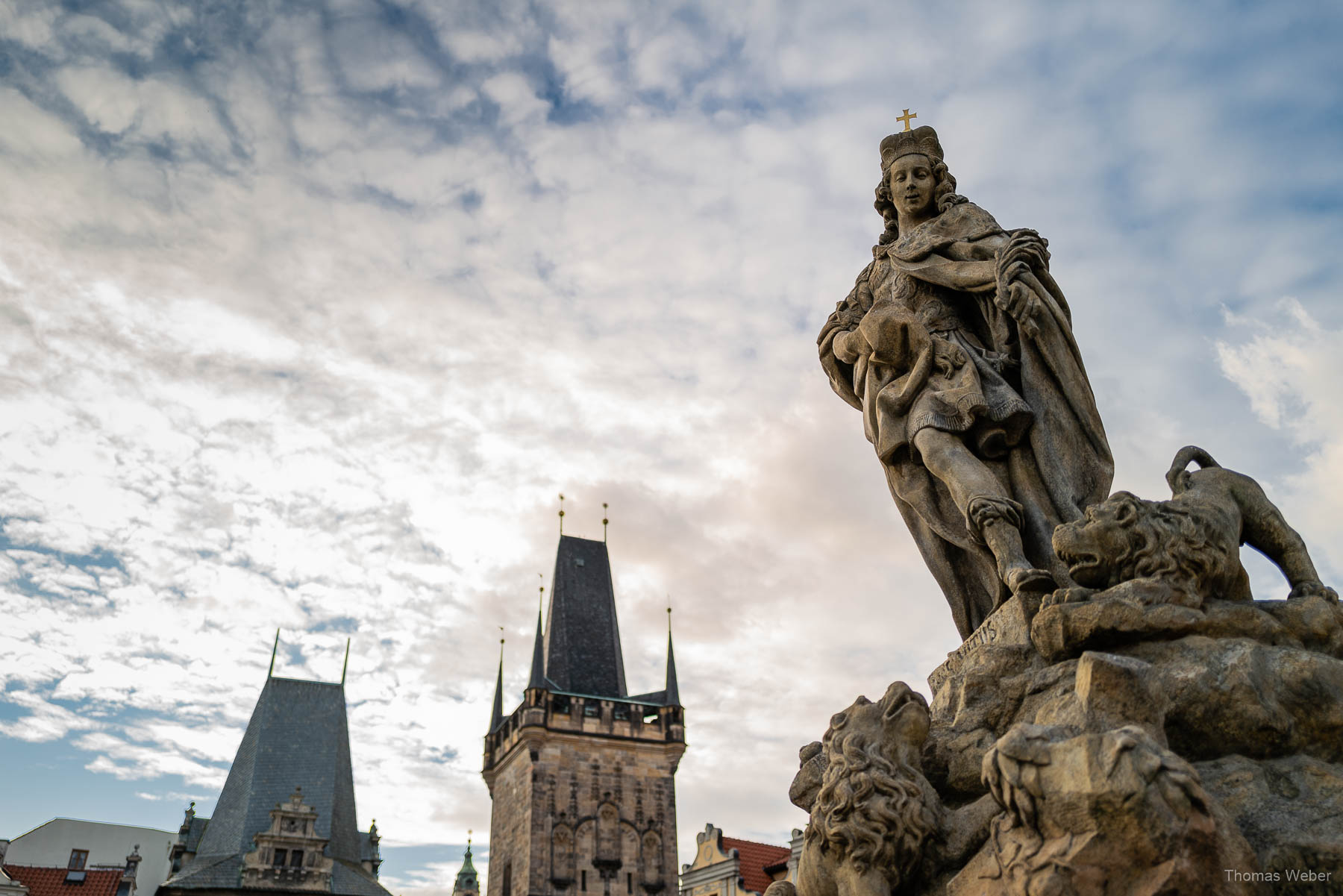 Die Karlsbrücke als wichtigste kulturelle Lebensader über der Moldau in Prag, Fotograf Oldenburg, Thomas Weber