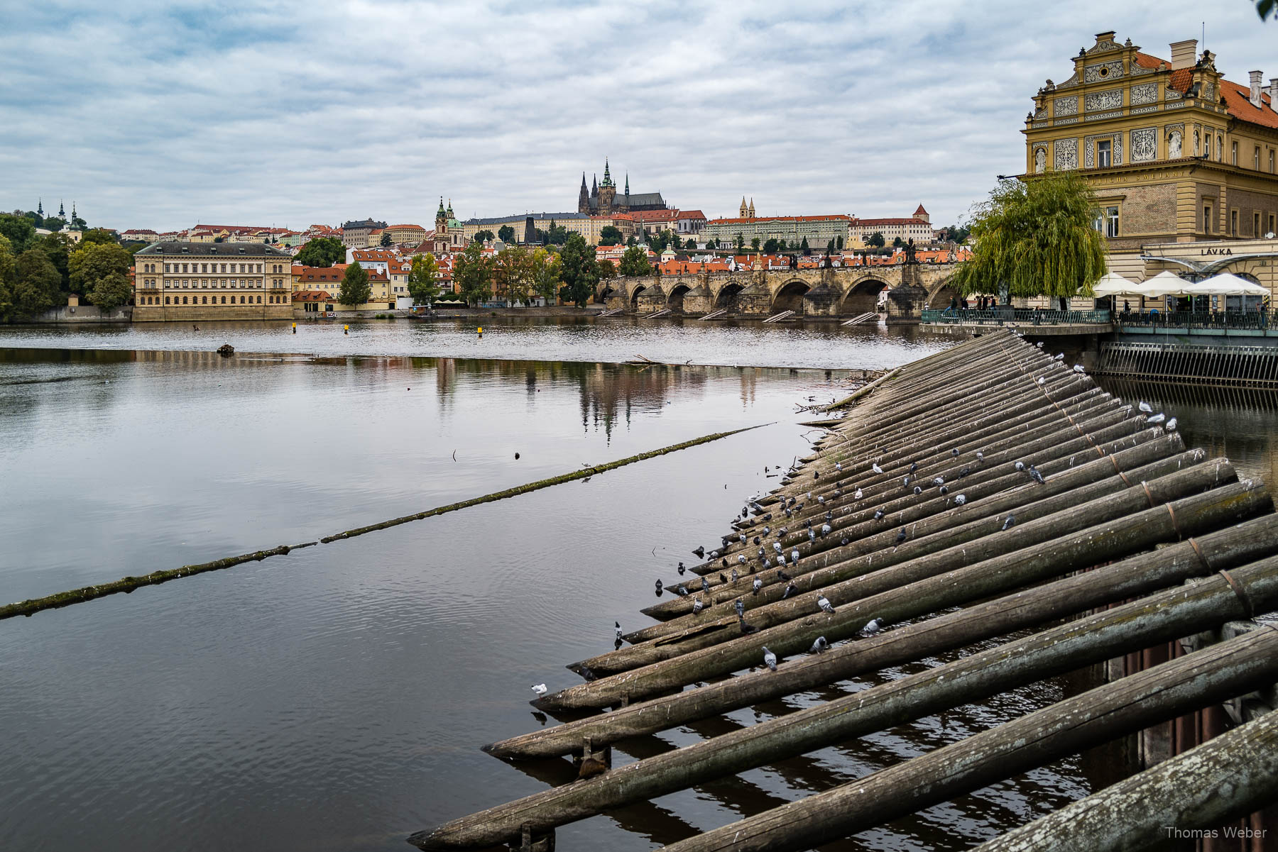 Die Karlsbrücke als wichtigste kulturelle Lebensader über der Moldau in Prag, Fotograf Oldenburg, Thomas Weber