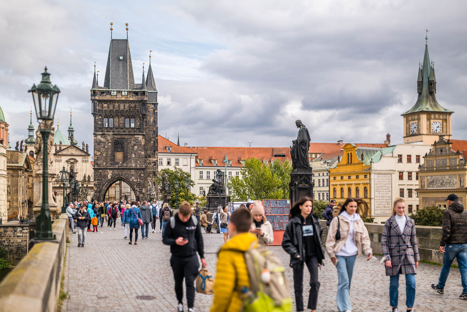 Die Karlsbrücke als wichtigste kulturelle Lebensader über der Moldau in Prag, Fotograf Oldenburg, Thomas Weber