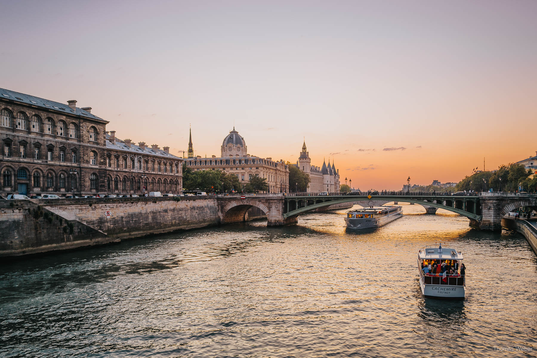 Paris bei Nacht Paris bei Nacht mit Louvre und Seine